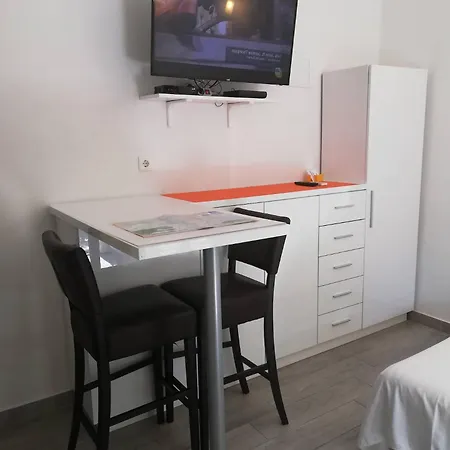 Cozy Cafe Apartment
